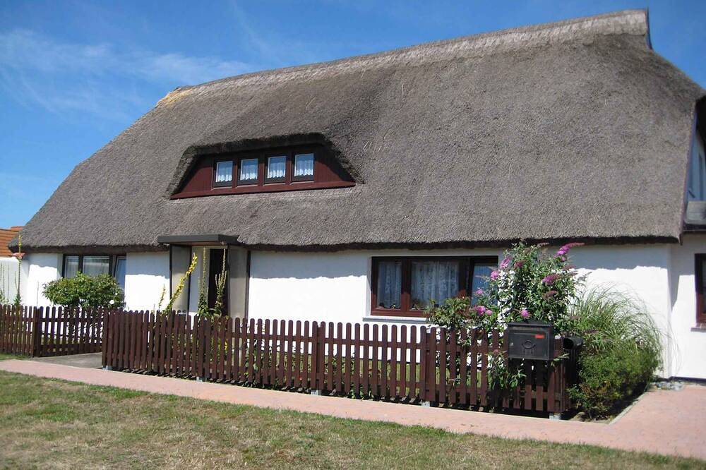 Entire apartment, Holiday apartment under thatched roof, only 100 m to the Baltic Sea beach in Neuendorf Hiddensee Island, Hiddensee