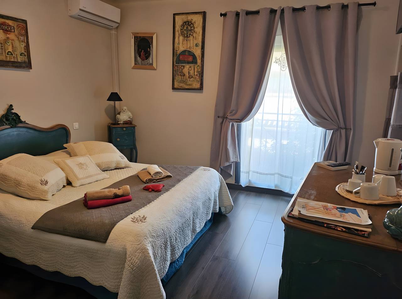 Gästezimmer „Little Boudha“ mit gemeinsamer Terrasse, Wlan und Klimaanlage in Bernis, Nimes und Umgebung