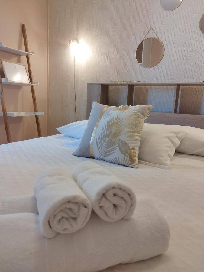 Double Room with Private Bathroom in Jonzac, Région de Jonzac