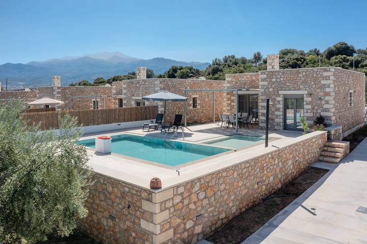 Villa for 4 people, with garden and hot tub, child-friendly in Crete