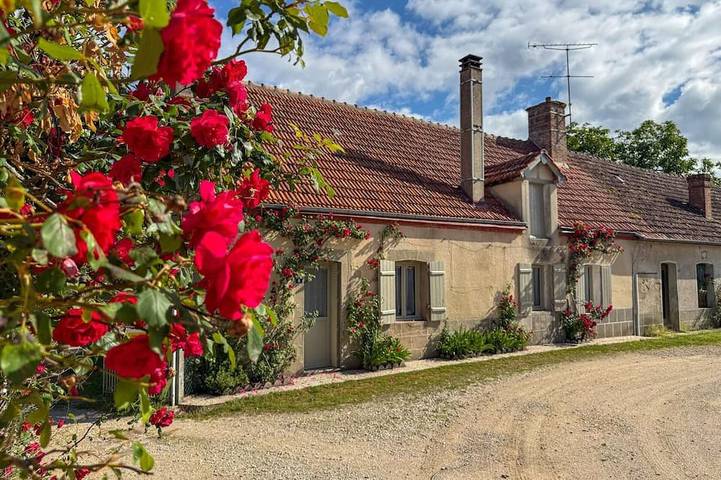 Gîte pour 6 personnes, avec jardin à Villeny
