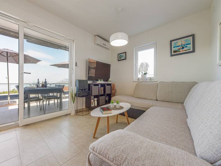 Villa für 10 Personen, mit Balkon und Terrasse sowie Pool in Jasenice