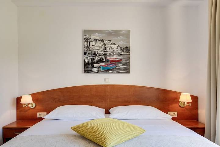 Apartamento entero, Hermosa Casa En Verde Con Piscina Al Aire Libre Y Barbacoa in Gradsko Kupaliste (Rab town), Ciudad de Rab