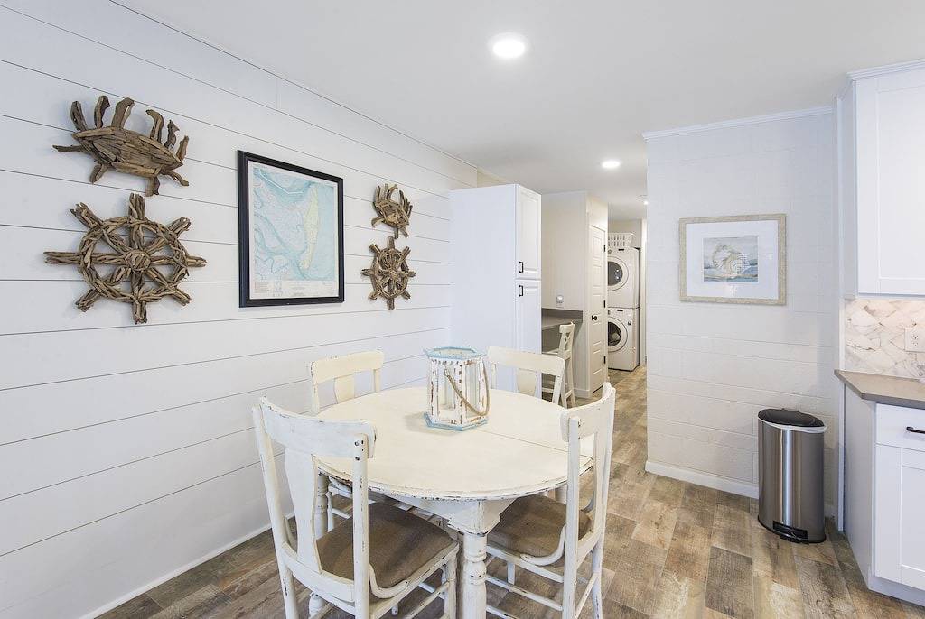 5 Minuten zu Fuß zum Strand !! Neu renoviert und gelistet. Professionell dekoriert in St. Simons Island, Glynn County