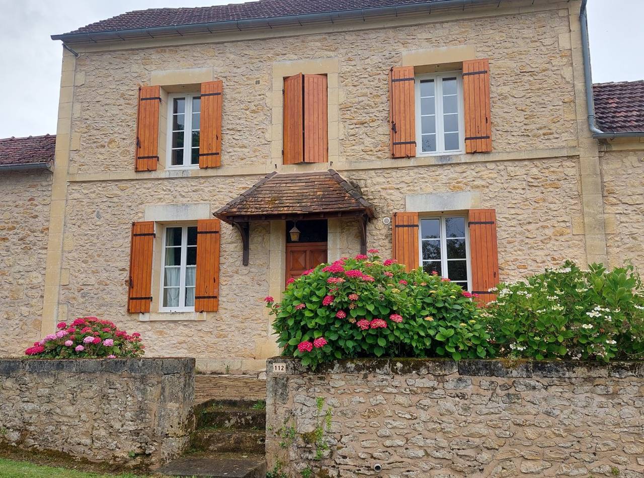 Maison des Hortensias, à 500 m des bords de rivière in Alles-sur-Dordogne, Périgord Pourpre