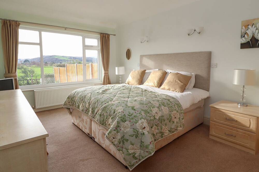 The Yatt, family friendly, character holiday cottage in Rhos-On-Sea in Rhos on Sea, Conwy region