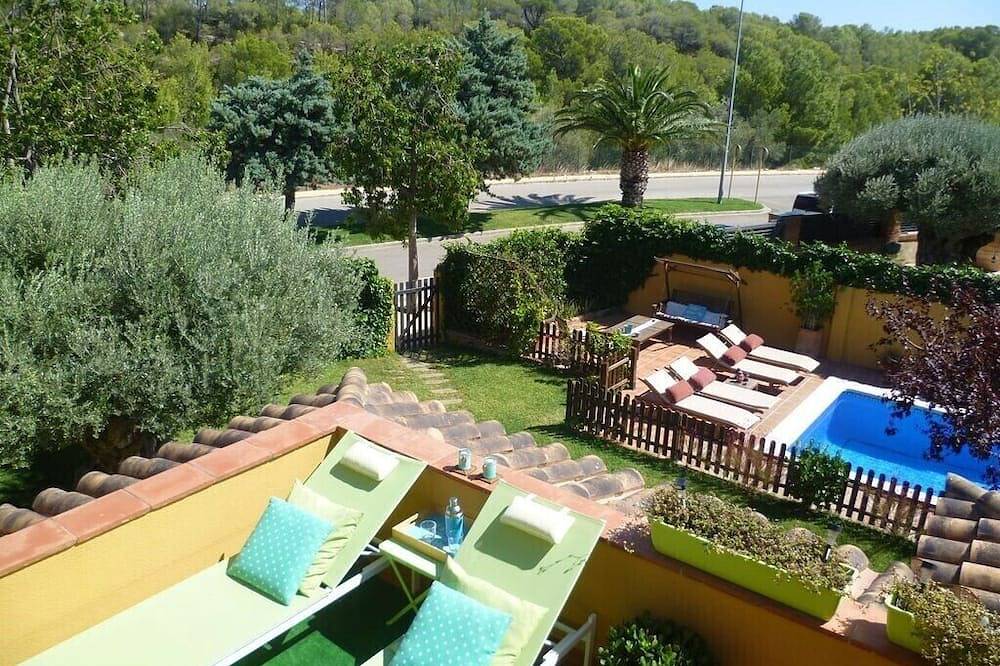 Beautiful and quiet villa near beach. Large garden, fenced pool and barbecue in Vandellòs i l'Hospitalet de l'Infant, Costa Dorada