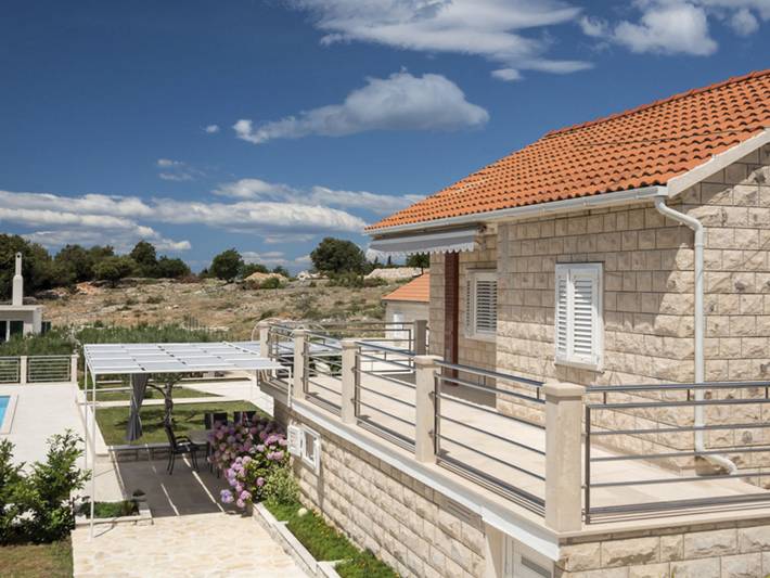 Finca für 3 Personen, mit Pool und Garten sowie Balkon in Dalmatien