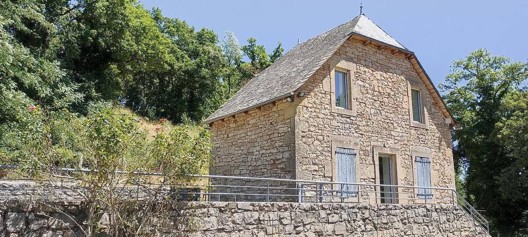 Location de vacances pour 5 personnes, avec jardin et vue ainsi que terrasse et piscine à Bozouls - 2