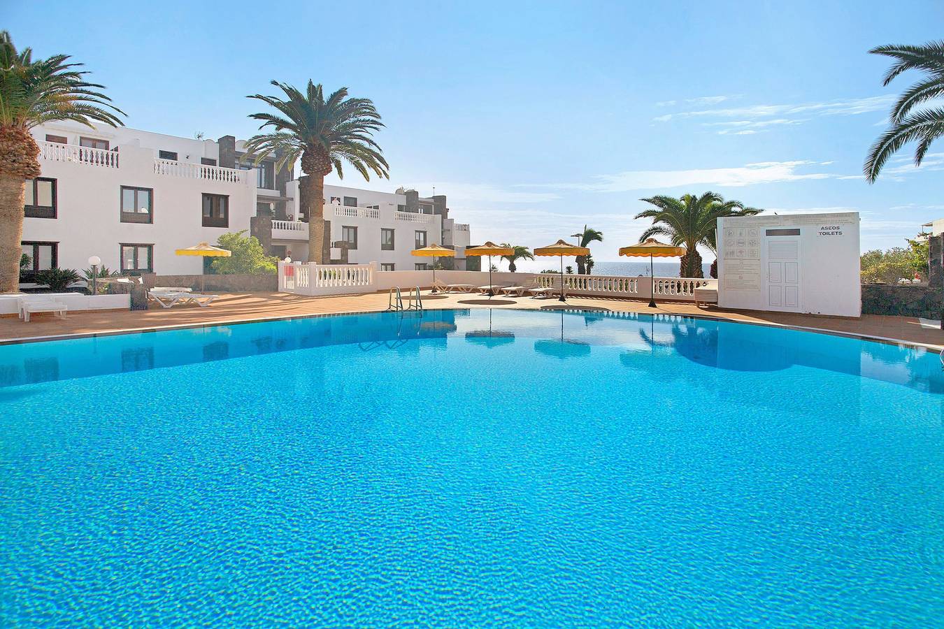 Entire apartment, Holiday Apartment "Perla del Playa Grande" with Sea View, Shared Pool & Wi-Fi in Puerto del Carmen, Tías