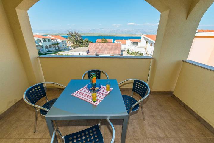 Gîte pour 4 personnes, avec balcon/terrasse et balcon dans Vir - 2