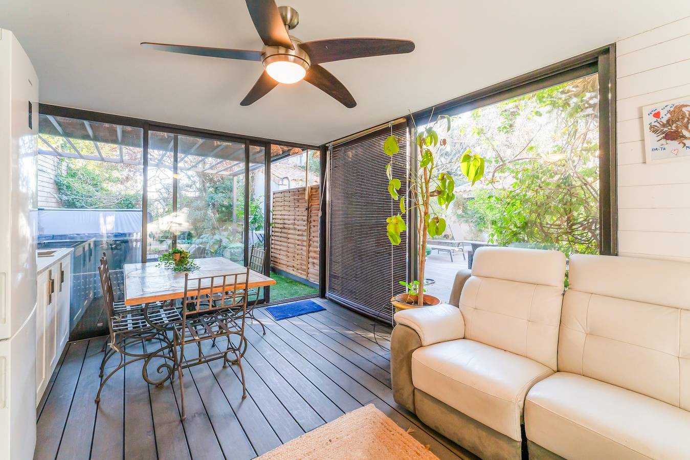 Ganze Wohnung, Apartment 'Loft Loc 25 m² Ruhiges Haus' mit privater Terrasse, Wlan & Klimaanlage in Les Angles (Gard), Nimes und Umgebung