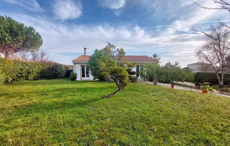 Location de vacances pour 10 personnes, avec terrasse ainsi que jardin et piscine, adapté aux familles à Meschers-sur-Gironde