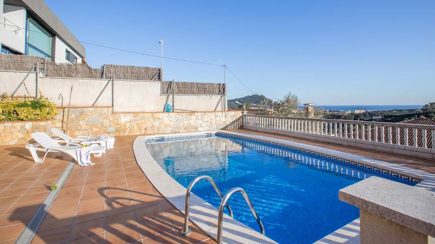Ferienhaus für 9 Personen, mit Terrasse und Garten in Blanes - 2