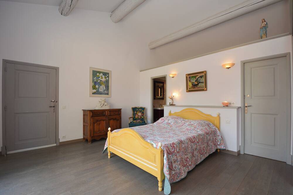 St Remy De Provence Nearby in Noves, Region de Arles