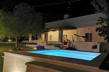 Ferienhaus für 9 Personen, mit Terrasse und Whirlpool sowie Sauna und Garten in Lido Specchiolla