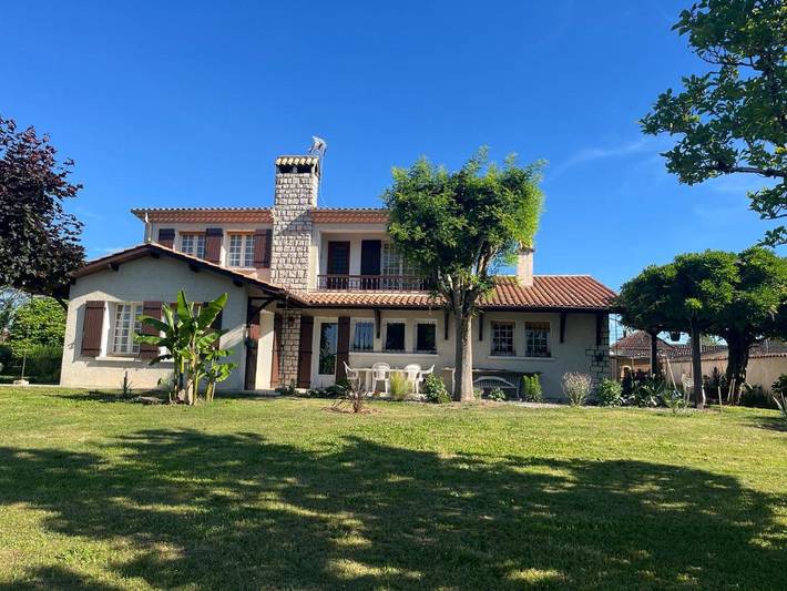 Location de vacances pour 10 personnes, avec Balcon et Terrasse ainsi que Jardin et Vue à Saint-Sylvestre-sur-Lot