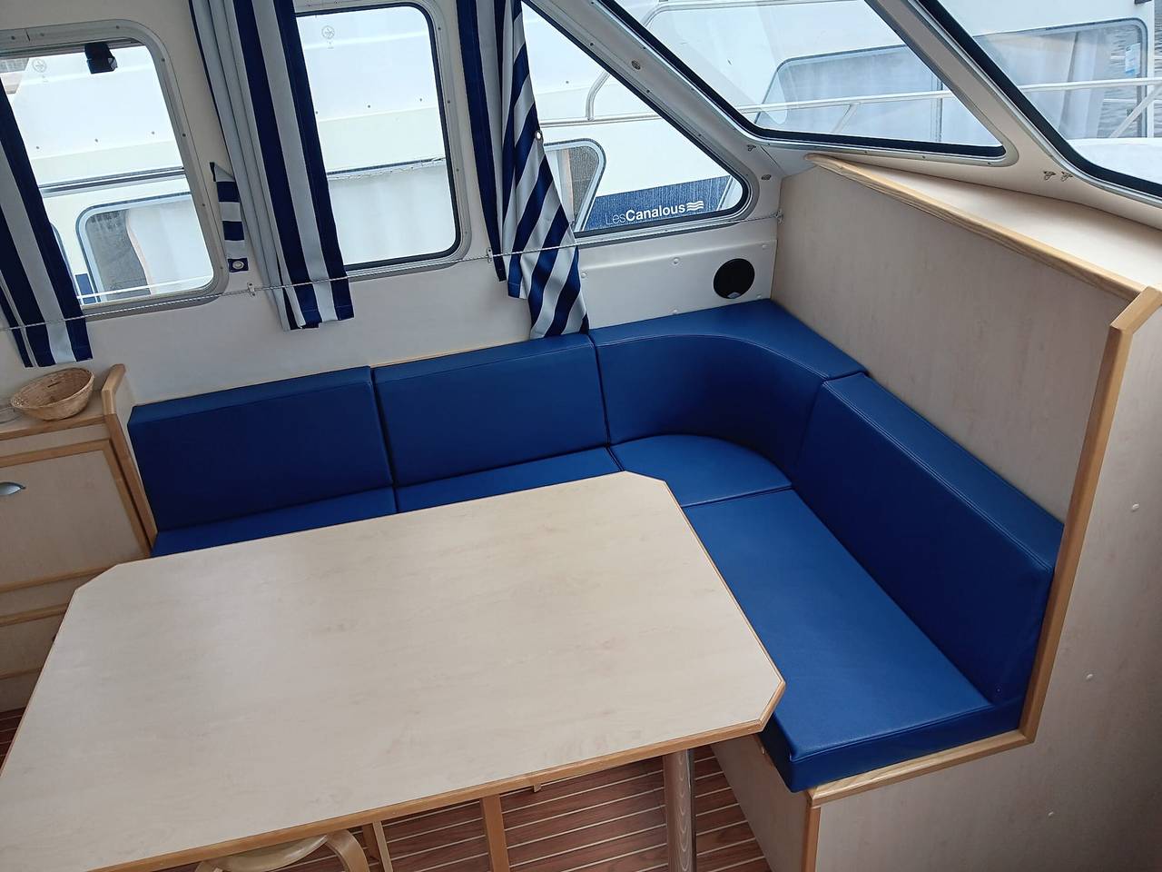 Séjour Insolite sur Bateau Confortable: 8 Couchages, 2 Cabines, Espace Extérieur Aménagé in Digoin, Région de Charolles