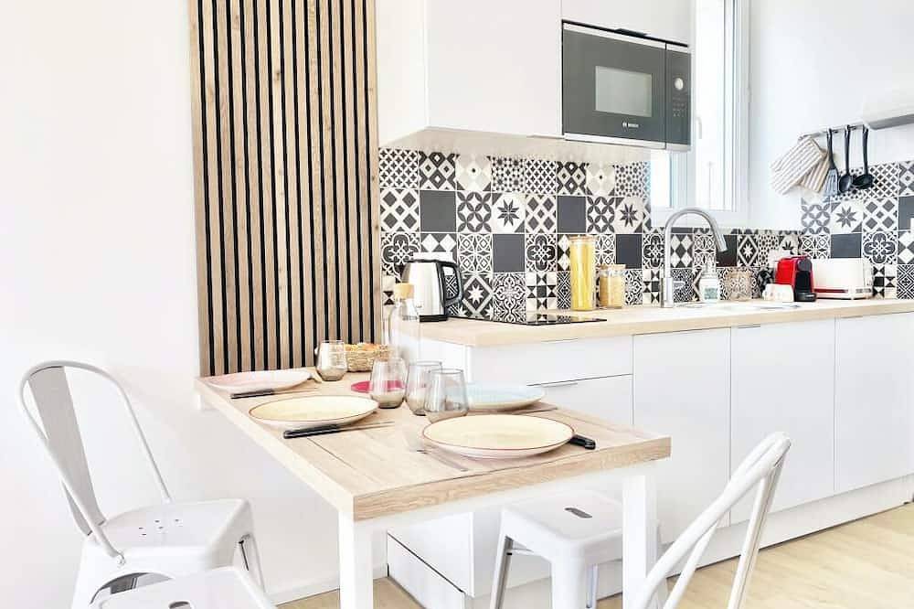 Entire apartment, Studio Fully renovated Standing Wifi Netflix Downtown location in Rochefort, Rochefort region