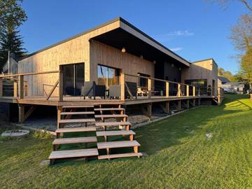 Gîte pour 8 personnes, avec vue ainsi que jardin et piscine, animaux acceptés à Caurel