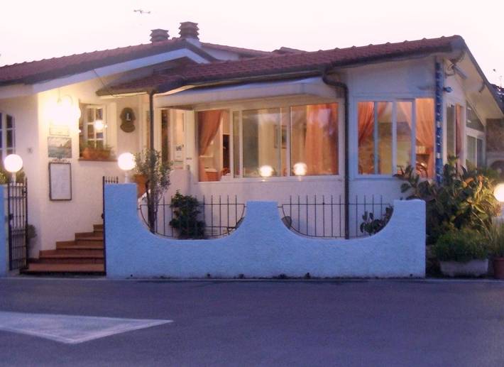 Casa vacanza per 2 persone, con piscina e panorama nonché giardino, con animali domestici in Liguria