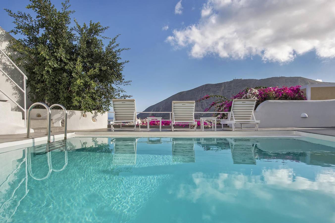 Pyrgos 3-Bed Villa, Sleeps 8, with Pool and Aircon in Exo Gonia, Santorini