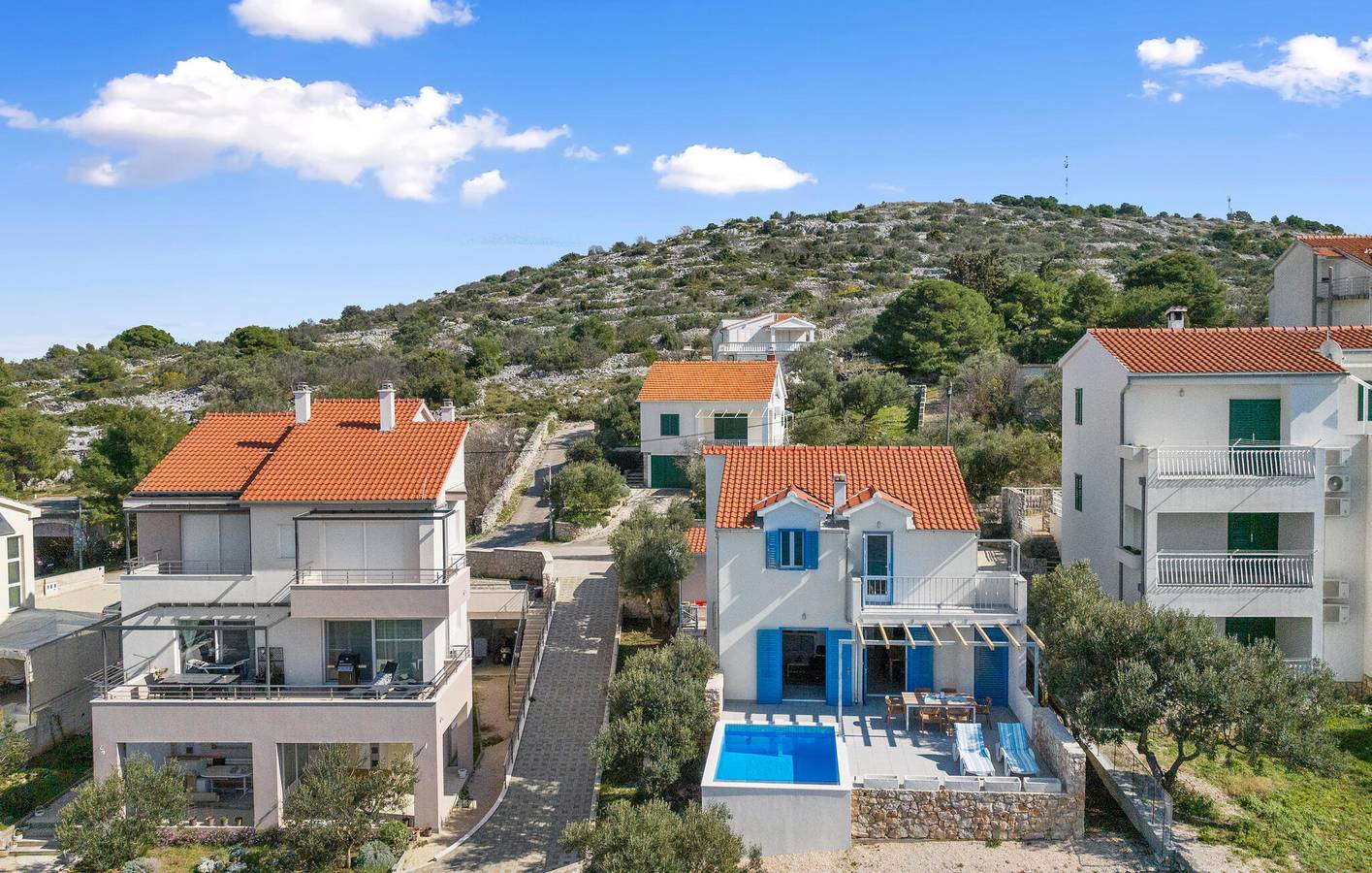 Reizende 2-Zimmer-Wohnung mit Pool, Terrasse und WLAN in der Nähe des FKK-Strandes in Općina Murter-Kornati, Murter