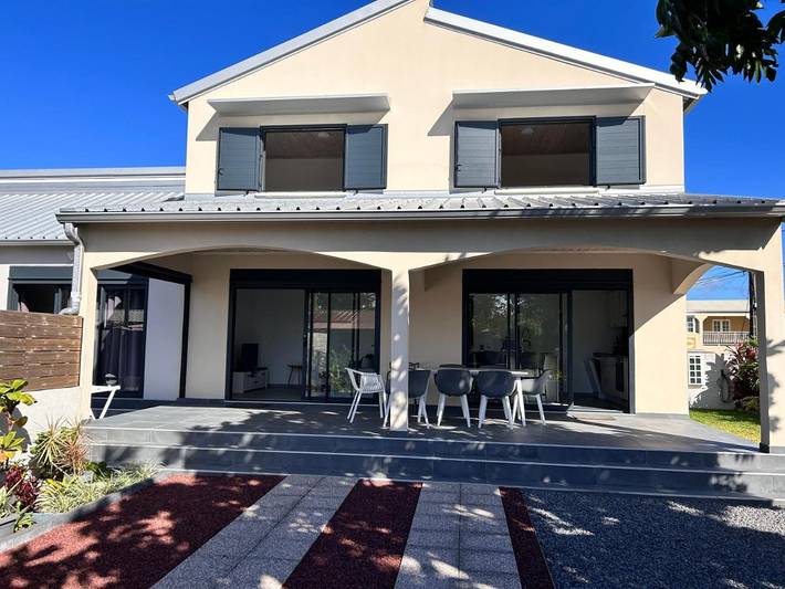 Gîte pour 2 personnes, avec terrasse et piscine ainsi que vue et jardin à Bras-Panon - 2