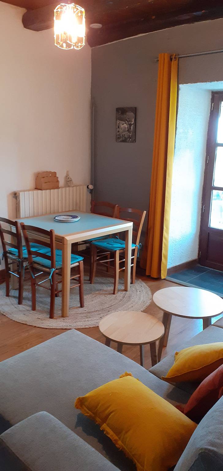 Entire apartment, Apartment 'Gite Le Cèdre' with Mountain View, Private Terrace and Private Garden in Lespéron, Massif Central
