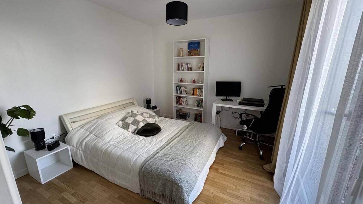 Appartement entier, Modern and cozy Stay I Terrace and Parking I 10 min by car Orly airport I Quick access to Paris in Thiais, Val-de-Marne