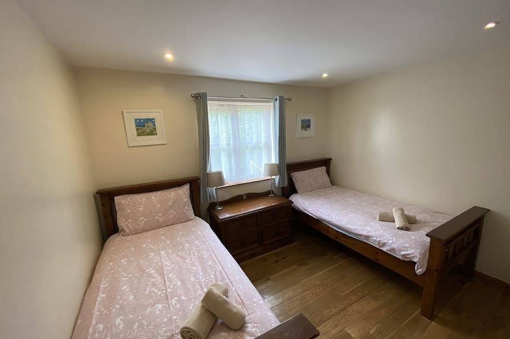 Ash - Luxury cottage with great views,  with fishing, indoor pool & gym. in Cornwall