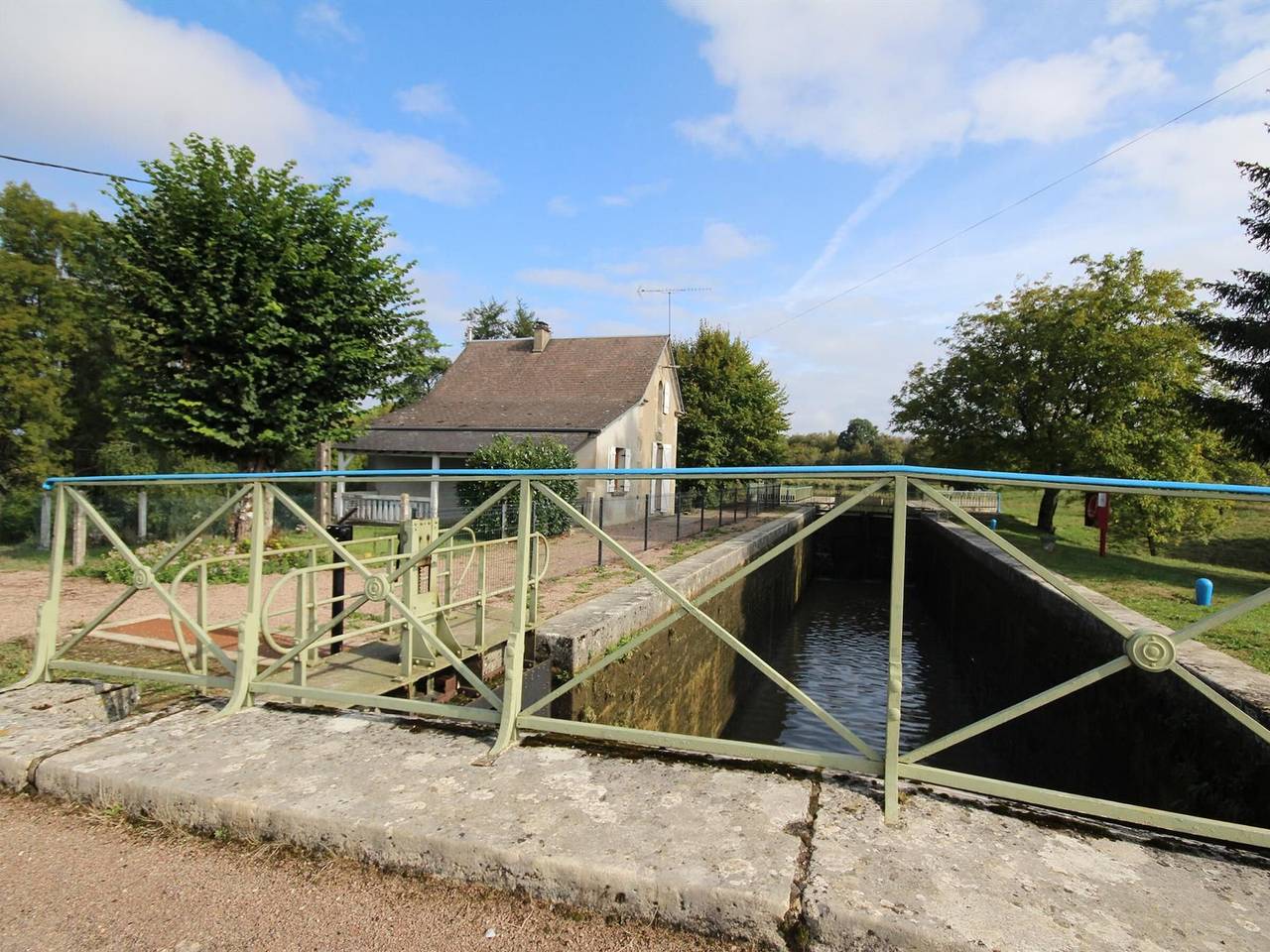 Charmantes Schleusenwärterhaus mit Garten, ideal zum Angeln und Wandern in Châtillon-en-Bazois, Nièvre