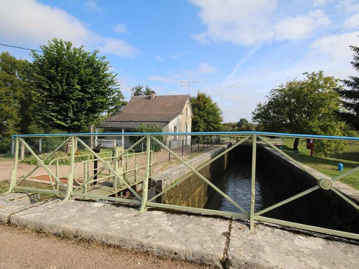 Charmantes Schleusenwärterhaus mit Garten, ideal zum Angeln und Wandern in Châtillon-en-Bazois, Nièvre