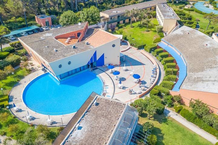 Location de vacances pour 7 personnes, avec terrasse et piscine dans Région d'Otranto