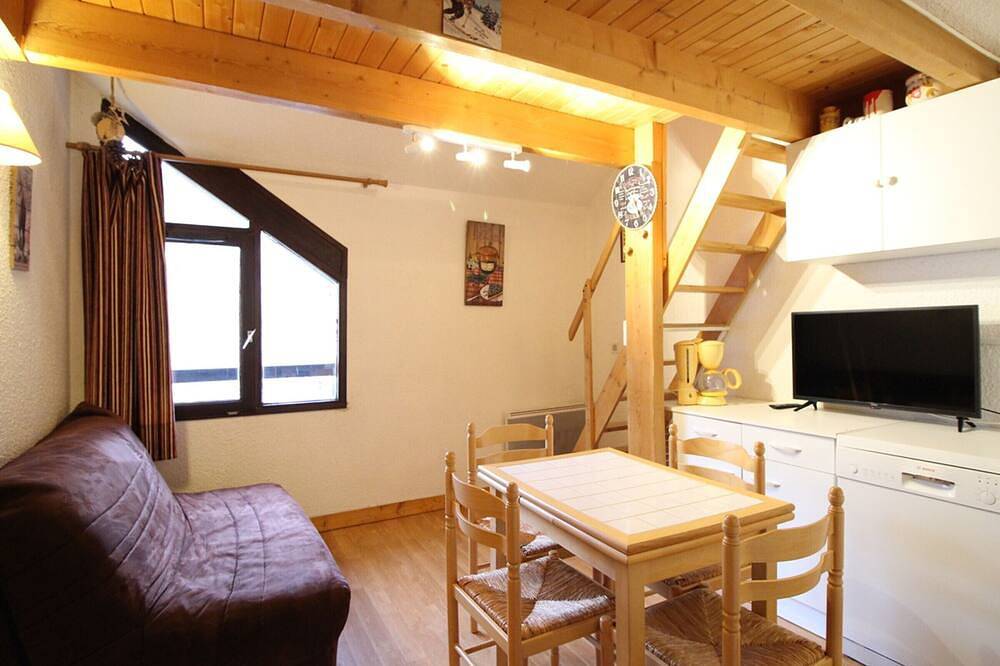 Entire apartment, F2 Bis Apartment Near Slopes for 5 Guests in Mont-Dore, Volcans d'Auvergne Regional Nature Park