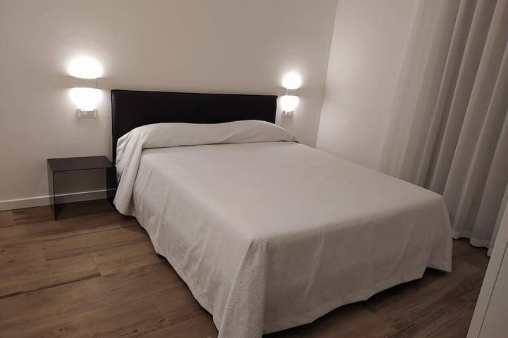 Apartamento entero, Bright apartment, near the lake, large terrace with a view, air conditioning, garage in Riva del Garda, Montañas Garda