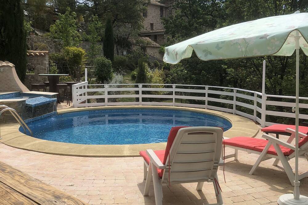 Appartement entier, Studio en pierre avec jolie piscine entre mer et montagne in Lucéram, Côte méditerranéenne (France)