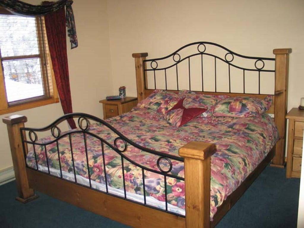 Snowgums, 3 bedroom 3 bathroom townhome, renovated kitchen and secure garage in Silver Star