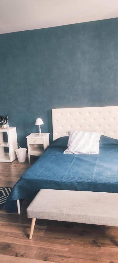 Appartement de vacances entier, Large Double Room in Cubzac-les-Ponts, Région de Blaye