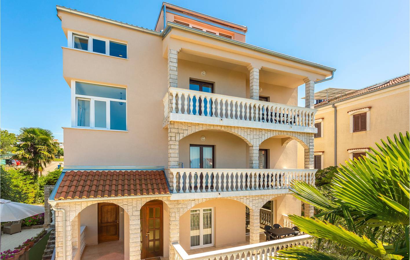 Ganze Ferienwohnung, Reizendes Apartment mit 1 Schlafzimmer, Meerblick, Terrasse und Parkplatz in Zidarici, Krk