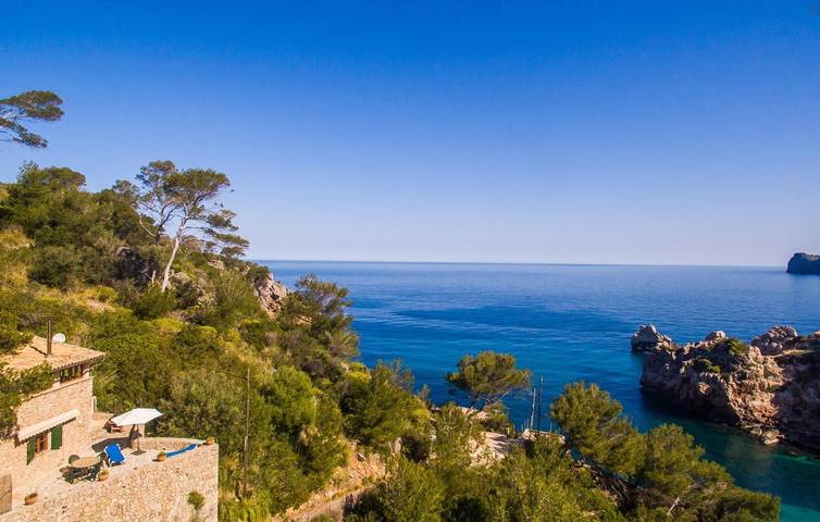 Sea View Retreat: Beachside Apartment with A/C & Terrace in Cala Deià, Deià