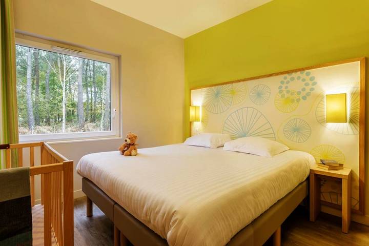 Parc de vacances pour 8 personnes, avec jardin et piscine ainsi que sauna et jacuzzi à Les Trois-Moutiers - 4