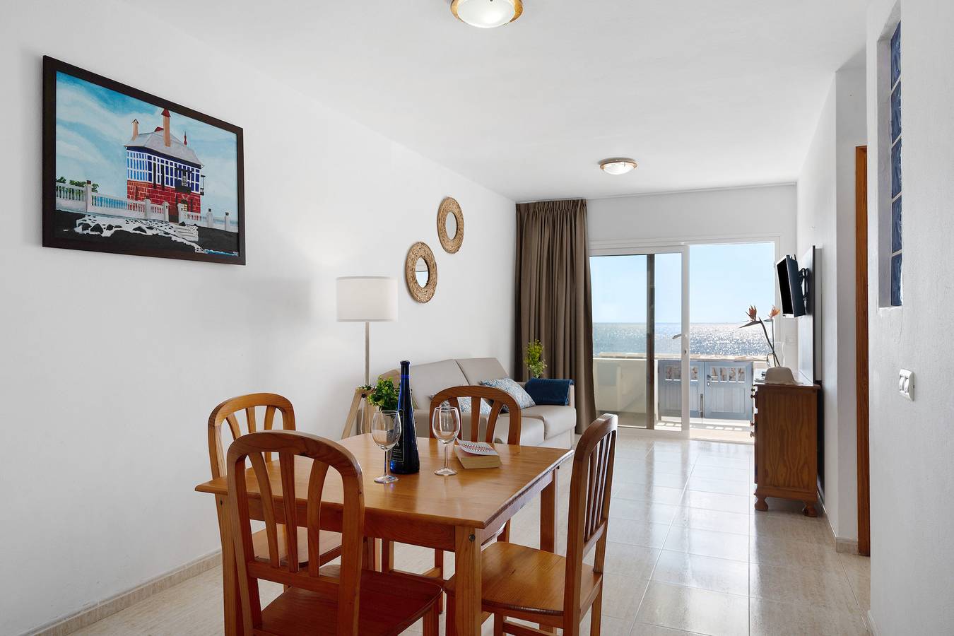 Apartamento entero, Apartamento vacacional "Callao Beach 2" con vistas al mar, terraza y Wi-Fi in Haría, Lanzarote