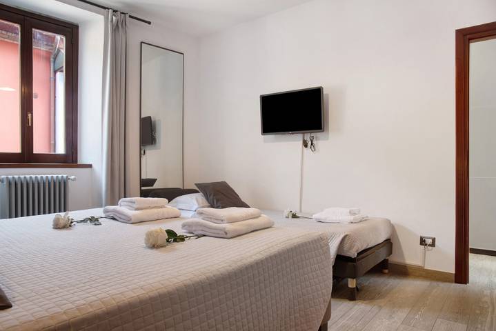 Room 'Stanza 2' with Shared Garden, Wi-Fi and Air Conditioning in Viggiù, Viggiù Kommun