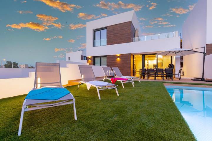 Casa rural para 14 personas, con Balcón y Terraza además de Jardín y Piscina en l'Alacantí