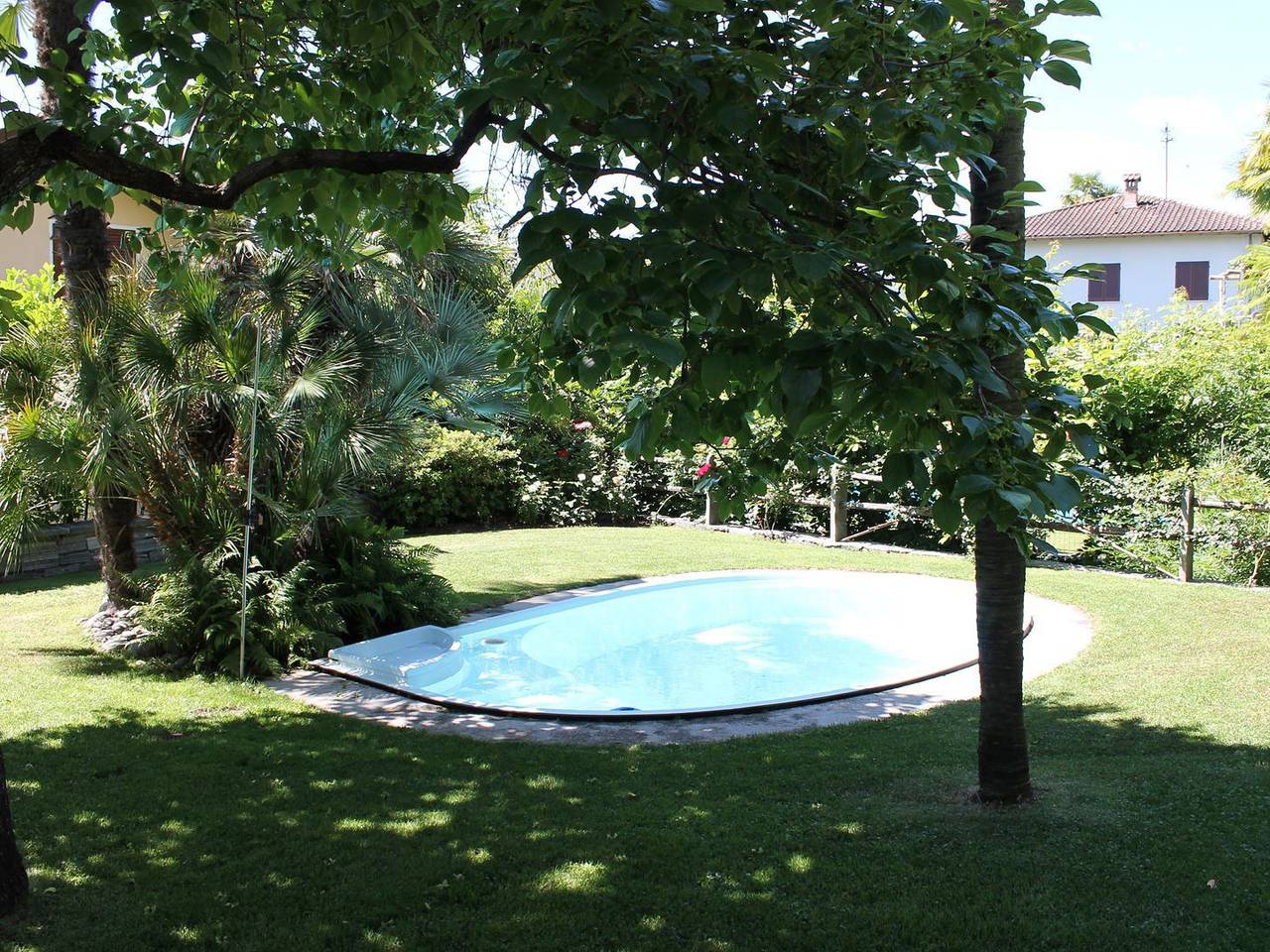 Ganze Wohnung, Charmante Gartenwohnung im Landhausstil mit grossem Garten und Gemeinschaftspool in Minusio, Tessiner Alpen