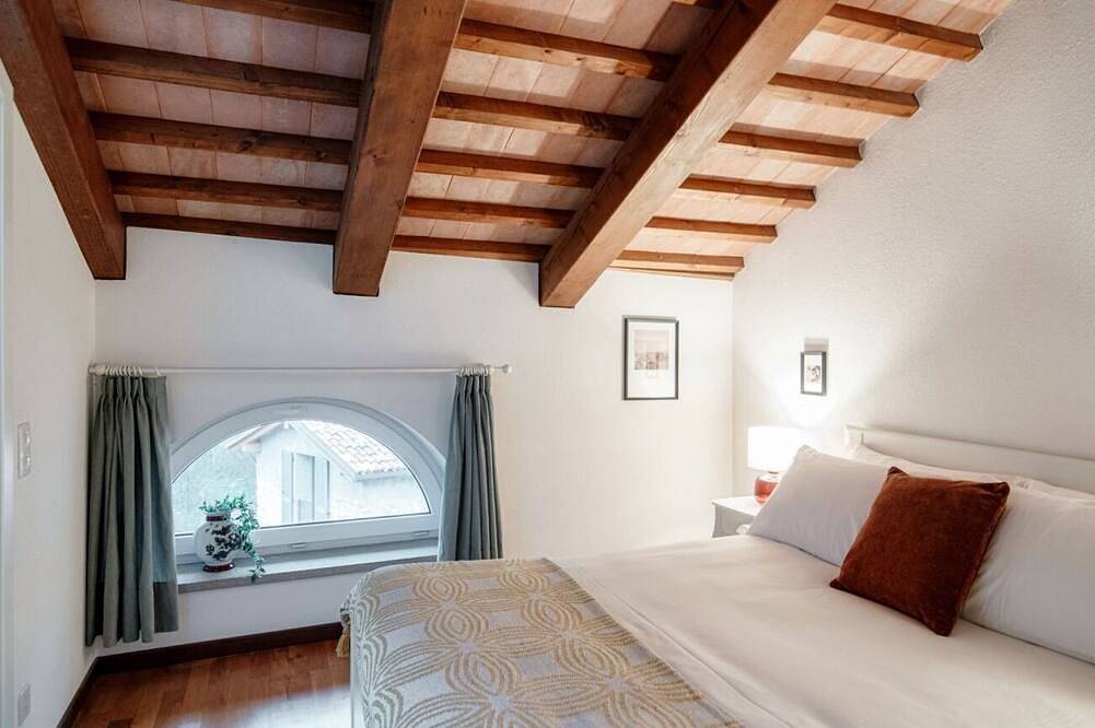 Ganze Wohnung, Elegantes Dachgeschoss-Apartment mit Blick auf das Mendrisio-Tal (Salorino 2) in Mendrisio, Tessin