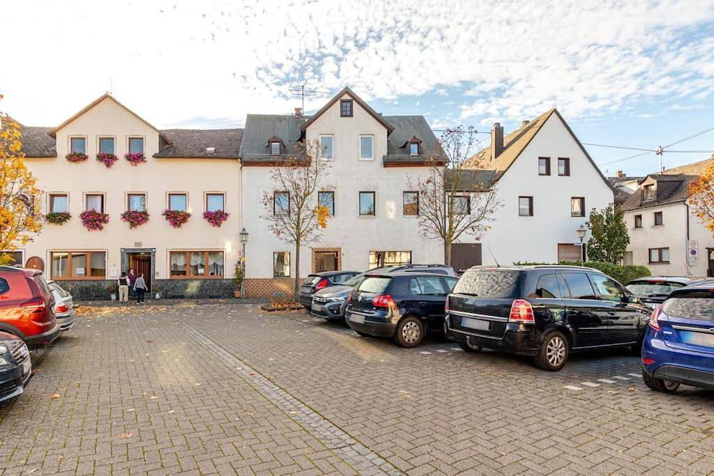 Townhaus-Rhens 8 Schlafzimmer, Sauna, Weinkeller, Fotostudio, Hunde willkommen in Rhens, Osteifel