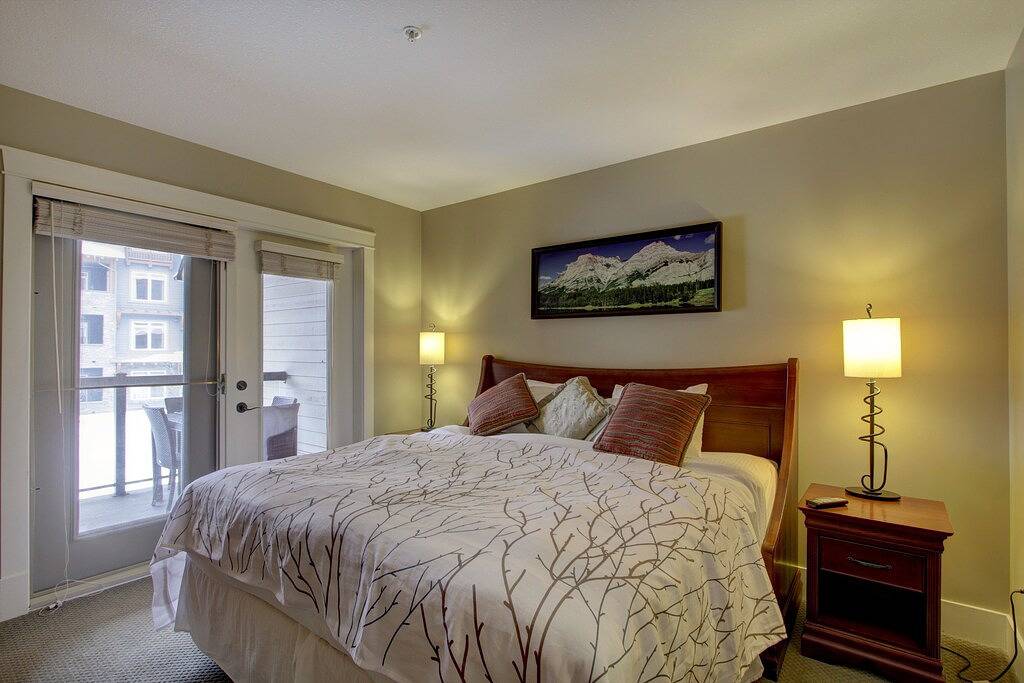 Ganze Wohnung, Rockies Rentals: Luxuriöse Suite mit 1 Schlafzimmer im Solara Resort! Pool, Whirlpool, Kino in Canmore, Banff-Nationalpark