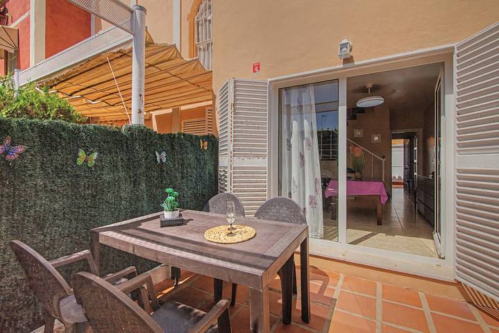 Apartamento inteiro, Apartamento 'Mirador Del Golf' com piscina partilhada, terraço privado e acesso Wi-Fi in Islantilla, Lepe